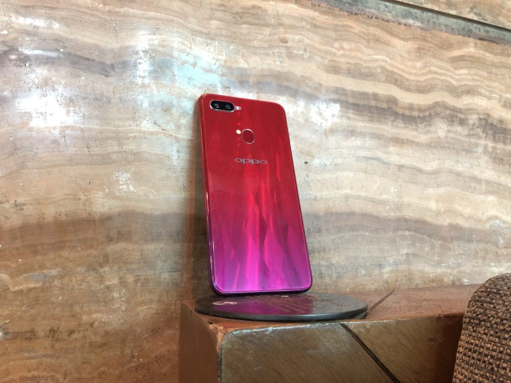 OPPO F9 - Gorgeous Gradient Back
