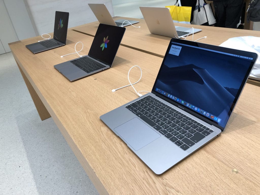 Apple Store Experience - Apple Shibuya MacBooks