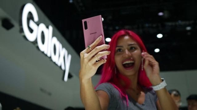 Girl in Galaxy Note 10 Photos - Isa Rodriguez